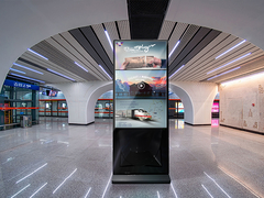 Reprodução de publicidade LCD vertical 4K em interior